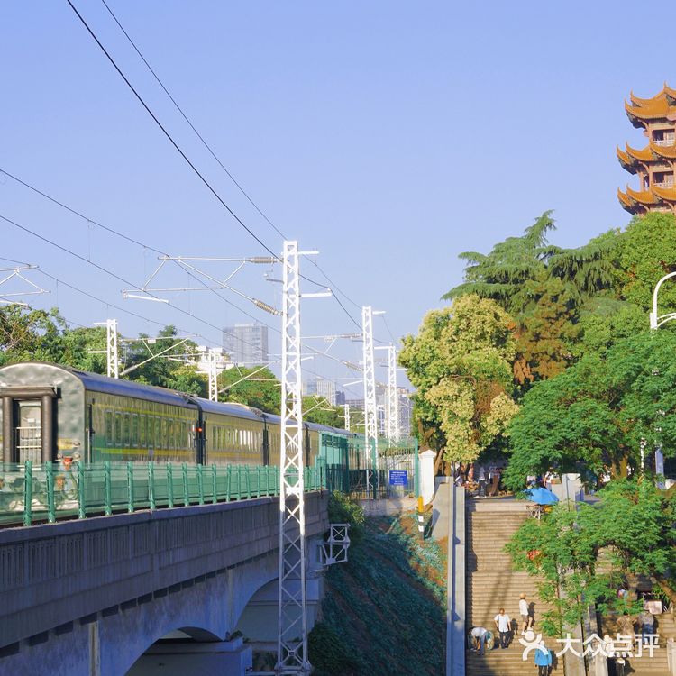 长江大桥上，夏天的风，正暖暖吹过