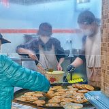 提篮桥葱油饼味道还不错哦，葱香十足～～