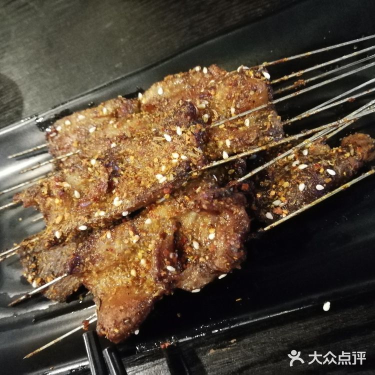 特别推荐牛肉小串，烤冷面和护心肉。服务：真心好