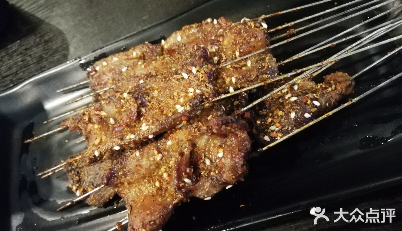特别推荐牛肉小串，烤冷面和护心肉。服务：真心好