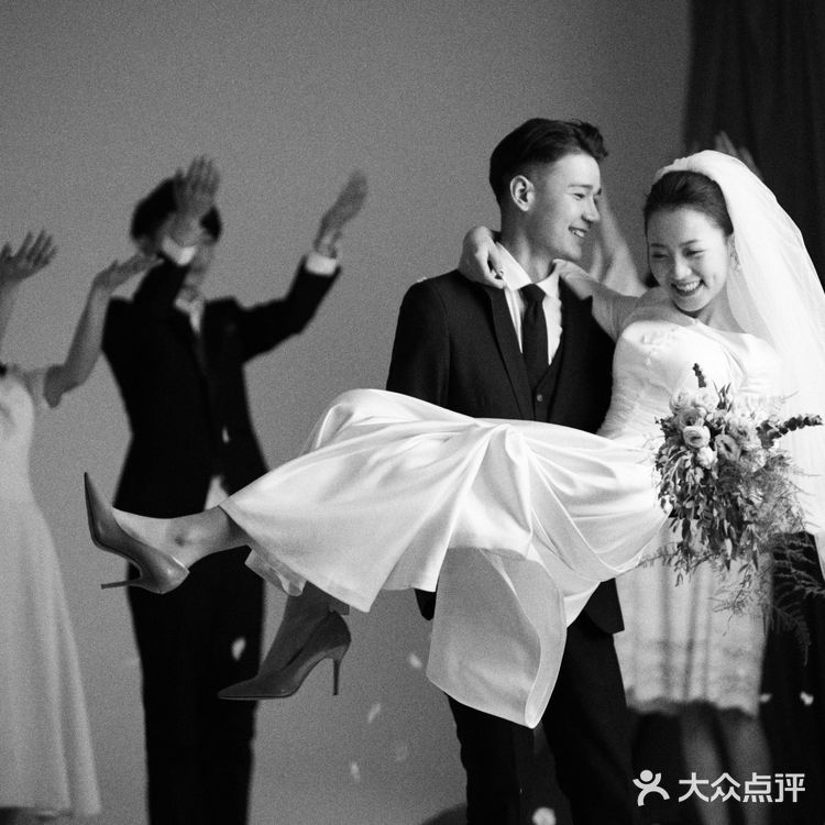 黑白婚纱照，告诉你爱情里的甜蜜 据说