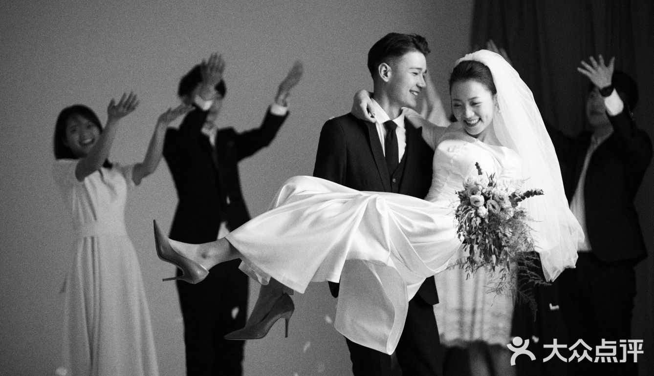 黑白婚纱照，告诉你爱情里的甜蜜 据说