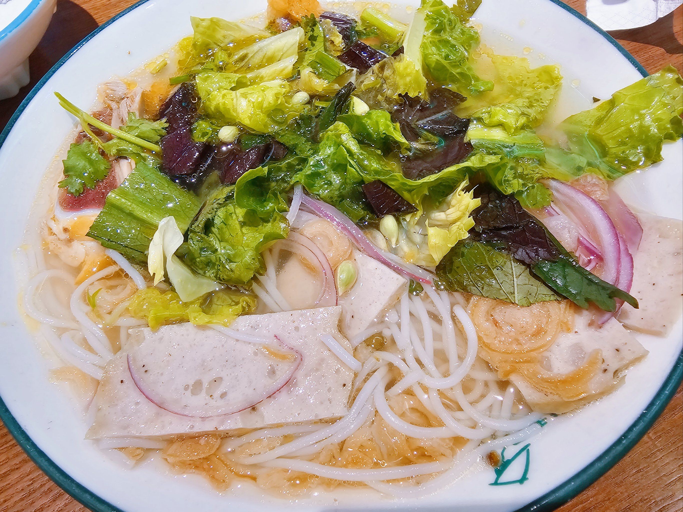 越南鸡肉粉汤底鲜甜可口,加上一些不知道是什么的蔬菜,吃起来别有风味