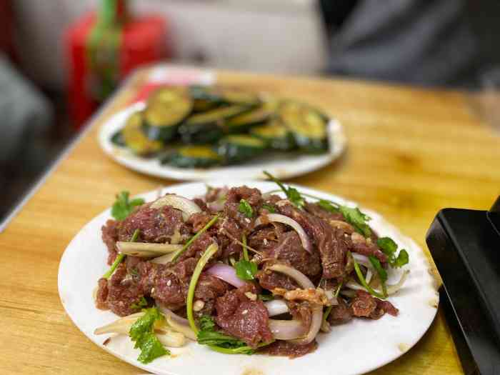 东北苗哥烤肉-"东北苗哥烤肉,在环岛路城市职业学校的附近.