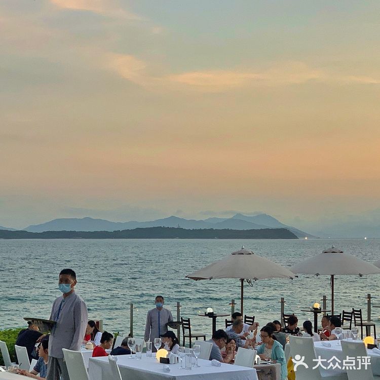 东南亚风情度假酒店，傍晚在海边日落下的晚餐