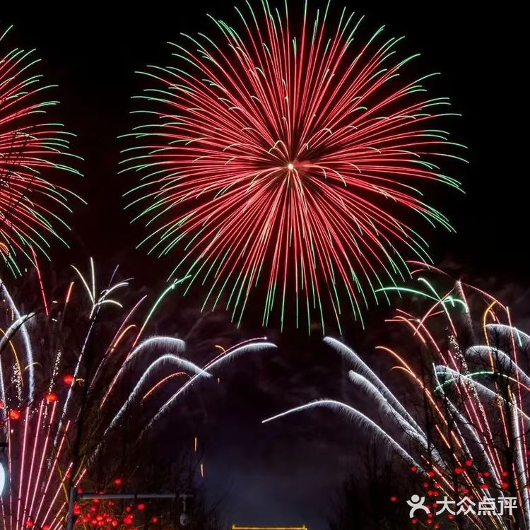 绝美的烟花从古城上空炸裂，有种让人穿梭时光的错觉