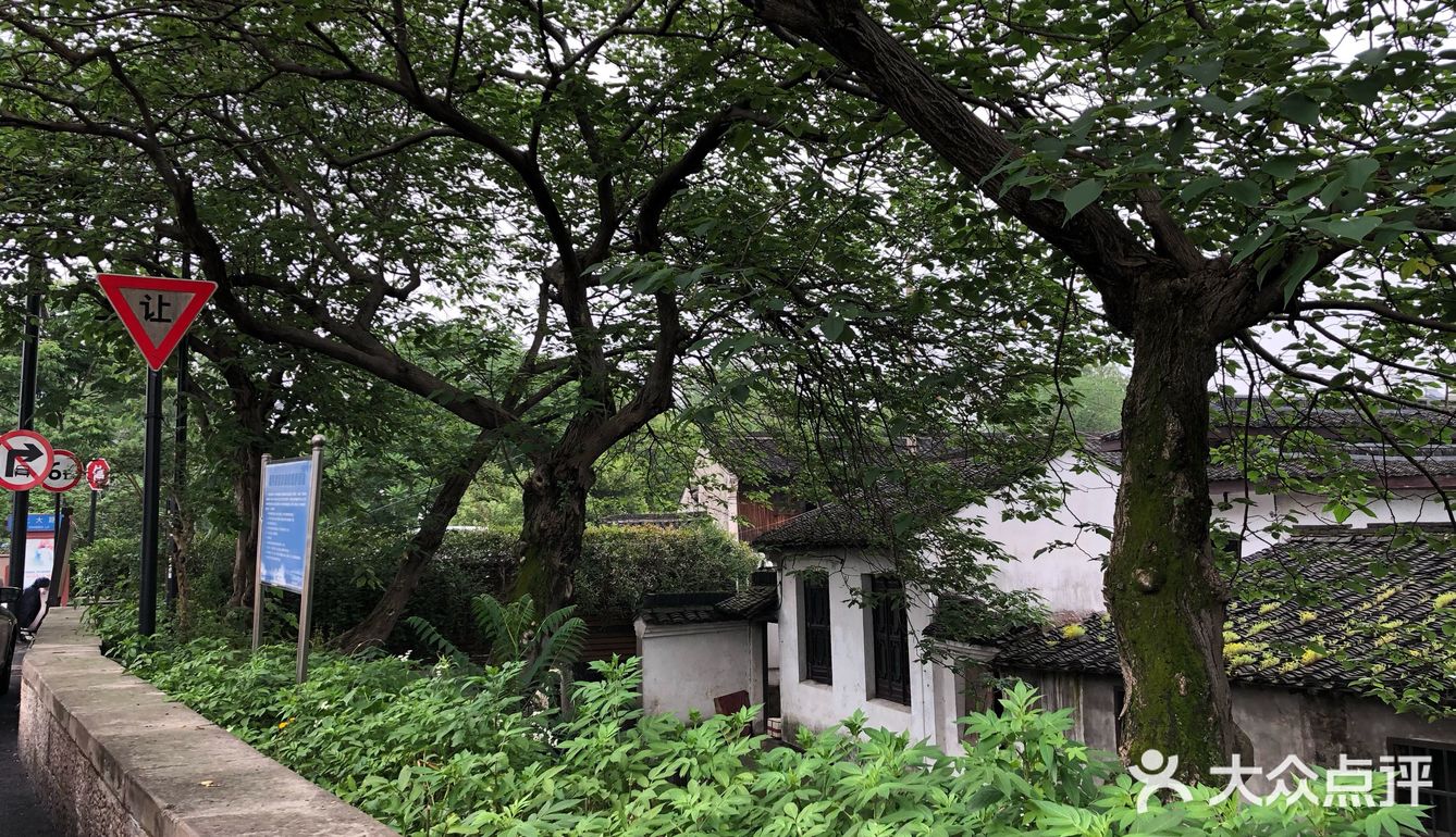 位于黄酒博物馆附近，环城北路上，无意间在那边停了下车