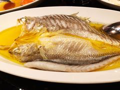 鸡汁爆腌鲜活黄鱼-杭州西子湖四季酒店·金沙厅