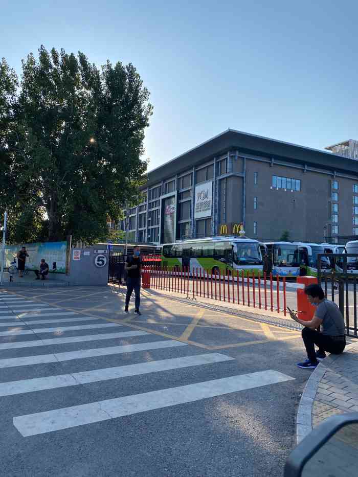 回龙观公交站-"育知东路,华联门口,地铁对面.绝佳的枢纽.