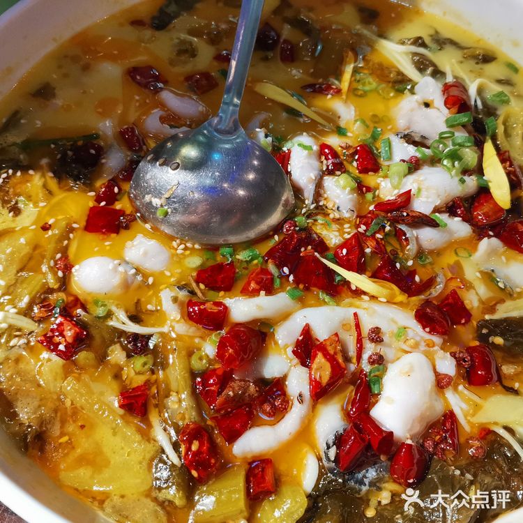 黄金酸菜鱼味道出乎意料的好，连汤都没剩下