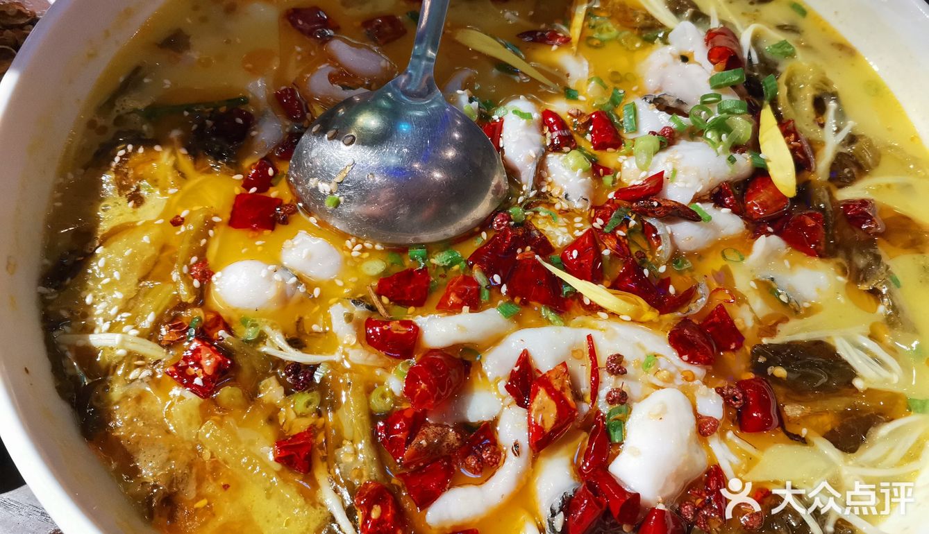 黄金酸菜鱼味道出乎意料的好,连汤都没剩下