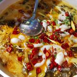 黄金酸菜鱼味道出乎意料的好,连汤都没剩下