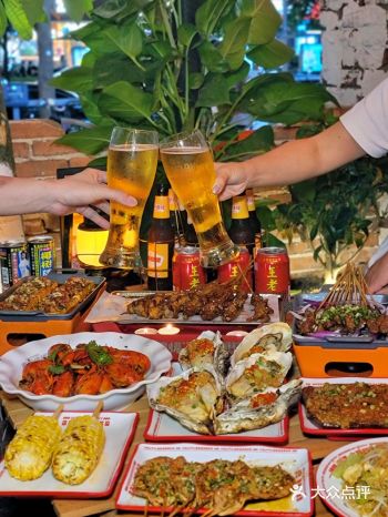 夏日宵夜三件套，小龙虾烧烤配啤酒️