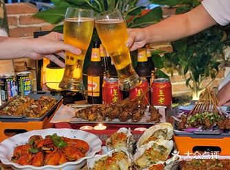 夏日宵夜三件套，小龙虾烧烤配啤酒️
