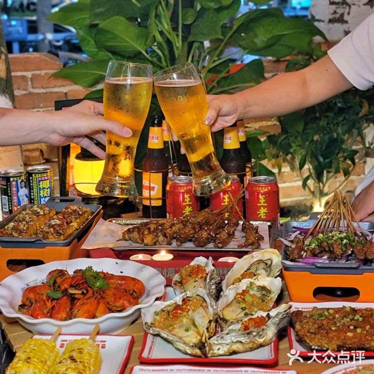 夏日宵夜三件套，小龙虾烧烤配啤酒‼️