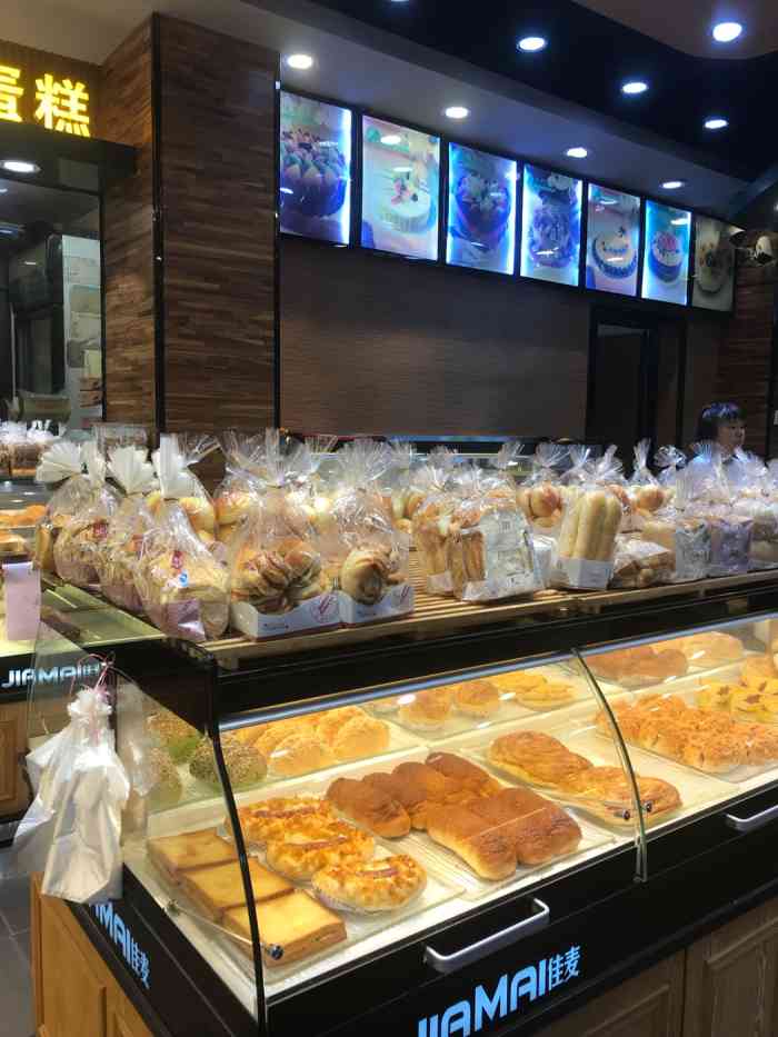 服务一点都不热情好像别人欠他们几十万一样,蛋糕也