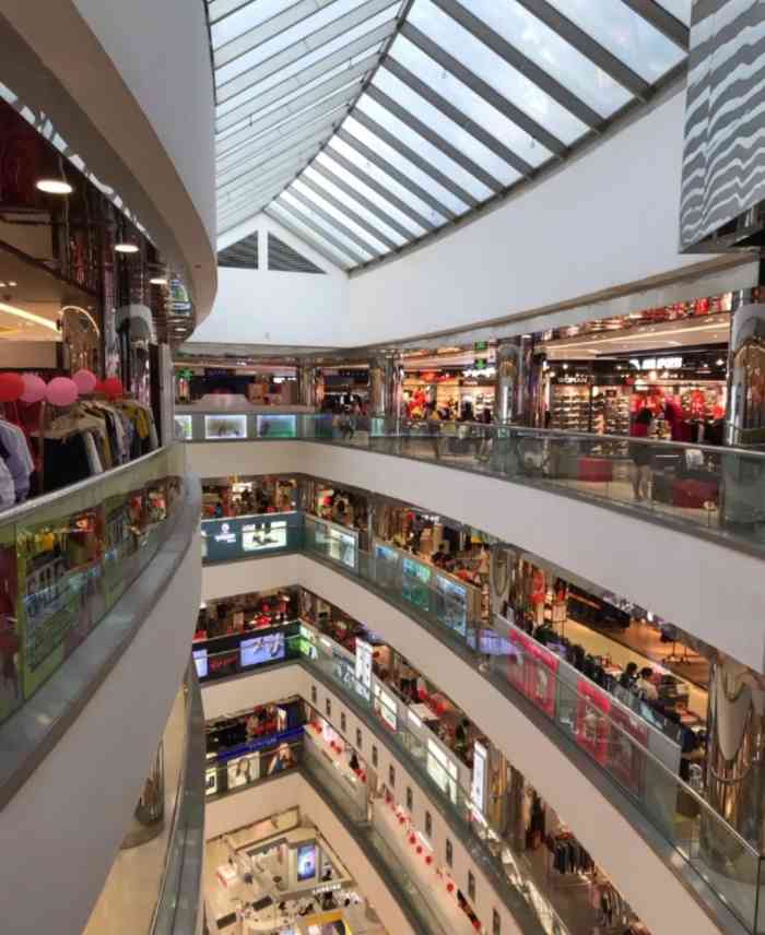 打分 太阳广场作为罗湖东门的老牌商业广场,环境不错,人流量也很多