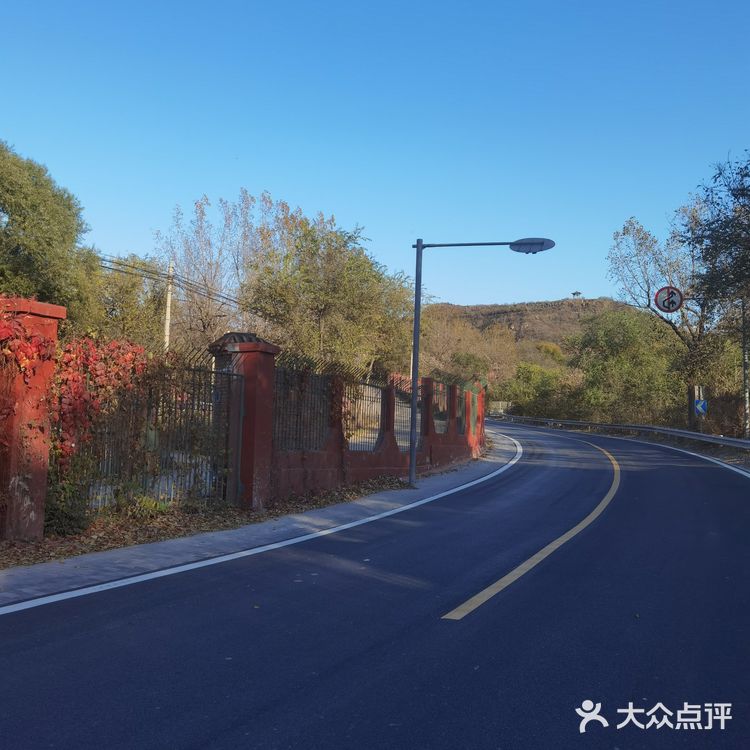 没有火车，在他的下一站斜河涧有一个火车公园