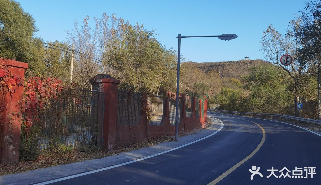 没有火车，在他的下一站斜河涧有一个火车公园