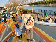 -奕欧来上海购物村停车场