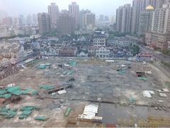 边上这块地垫了个底儿空着，八年前就这样了-上海外滩豫园万丽酒店
