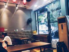 大堂-爆炸头阿姨小四川正宗川味小吃(无任何分店)