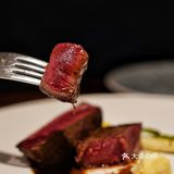切成一段段很好入口 旁边是西西里小米做成的饼