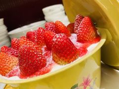 瓷盆草莓蛋糕-艾轻甜·木糖醇动物奶油手作生日蛋糕(四惠店)