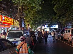 -爆炸头阿姨小四川正宗川味小吃(无任何分店)