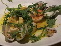 温热海鲜沙拉配牛油果-Mercato莫卡多露台餐厅与酒吧(K11店)