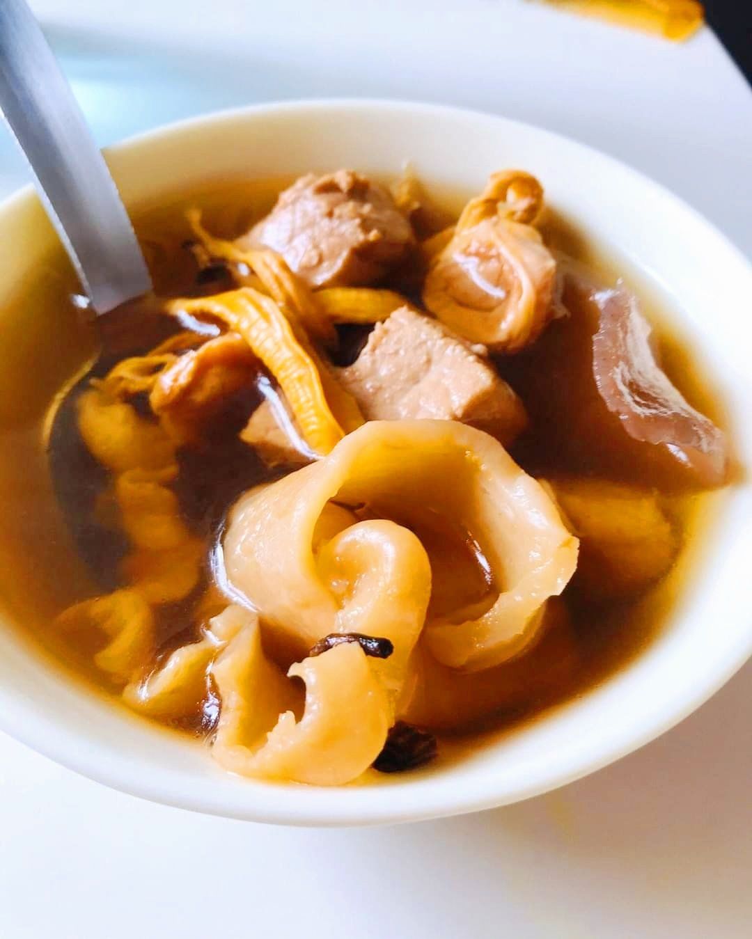 居家隔离美食(52)金针花胶煲猪骨