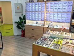-天空之镜眼镜店蔡司依视路配镜授权零售店(望京颐堤港店)