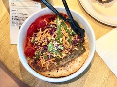 煎三文鱼配泰式花生藜麦色拉-Wagas沃歌斯(虹桥机场T1店)