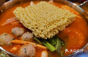 Spicy Tom Yum Mama Noodle Pot