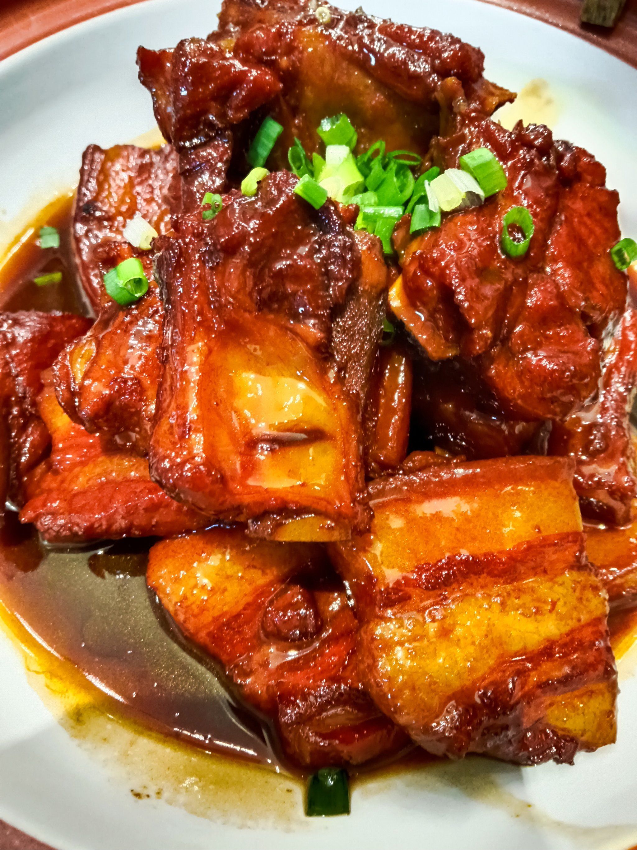 他的排骨烧肉看着就好,有食欲肥而不腻入口