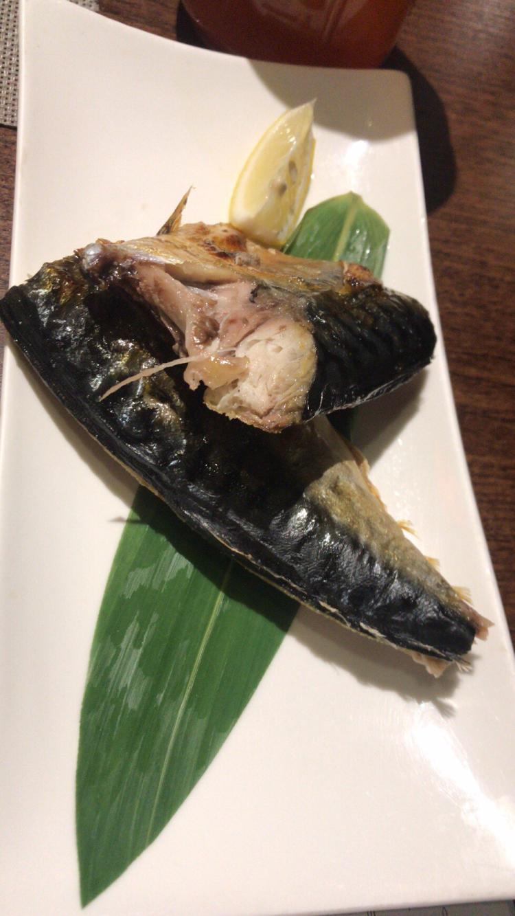 沙拉里面有牛油果 蝦 牛肉 味道很不錯 三文魚很新鮮 烤青花魚也很