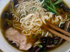 特色酸菜肉片米线-巴鑫田姐米线(巴南万达店)