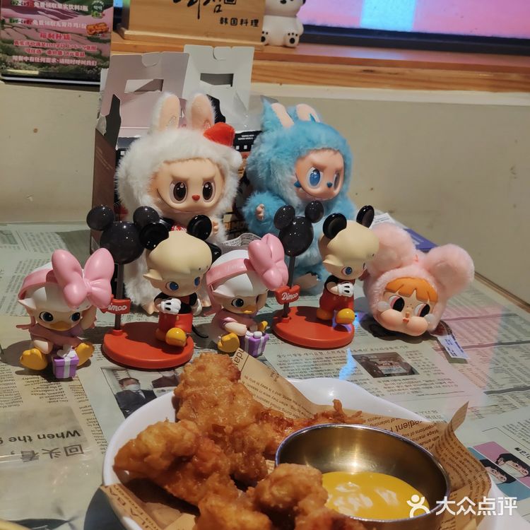 带上我的labubu去吃最爱的韩料店啦