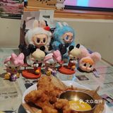 带上我的labubu去吃最爱的韩料店啦