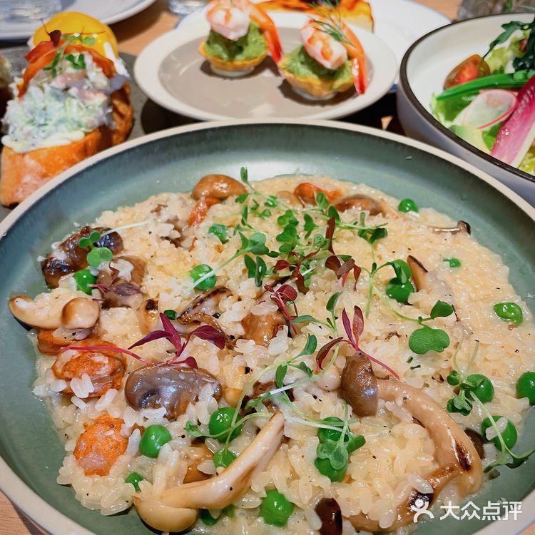 外摆用餐氛围感十足，超级适合约会的西餐厅