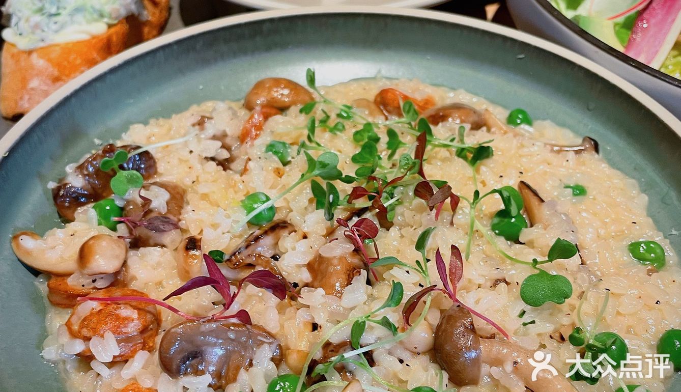 外摆用餐氛围感十足，超级适合约会的西餐厅