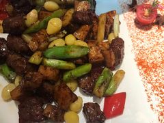 黑椒石板牛仔骨-渝半城经典川粤菜(重庆天地店)