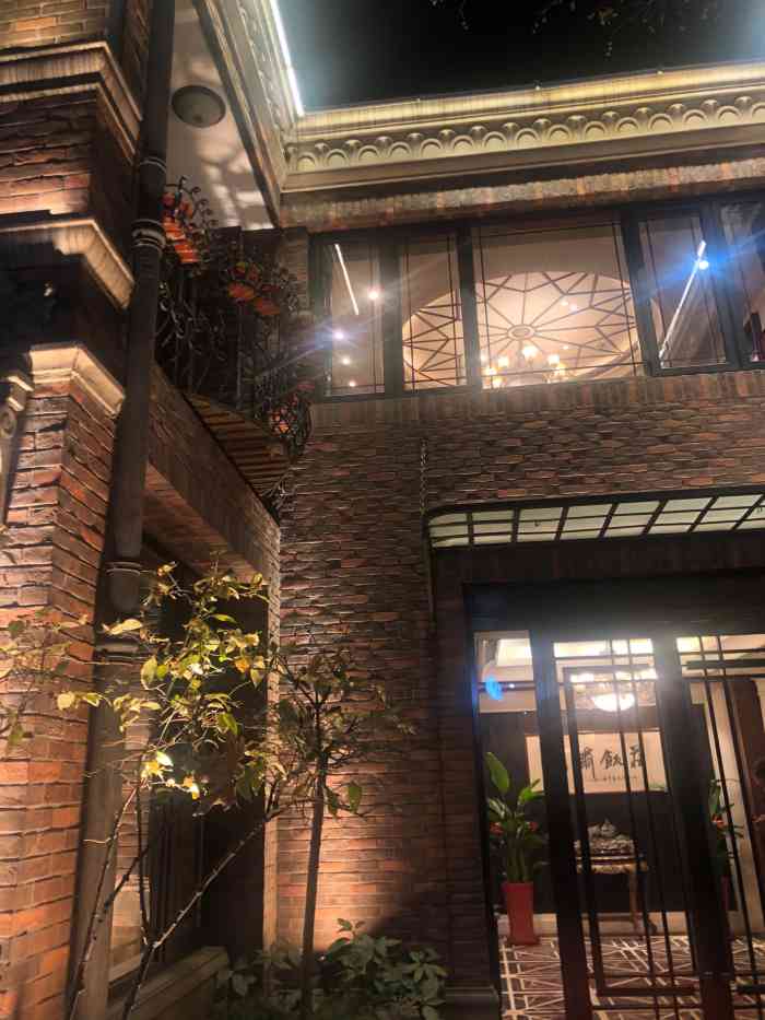 虎啸饭庄(武夷路店)-"我是冲着脆皮咸蹄髈去的,他还有芥末沾着吃.