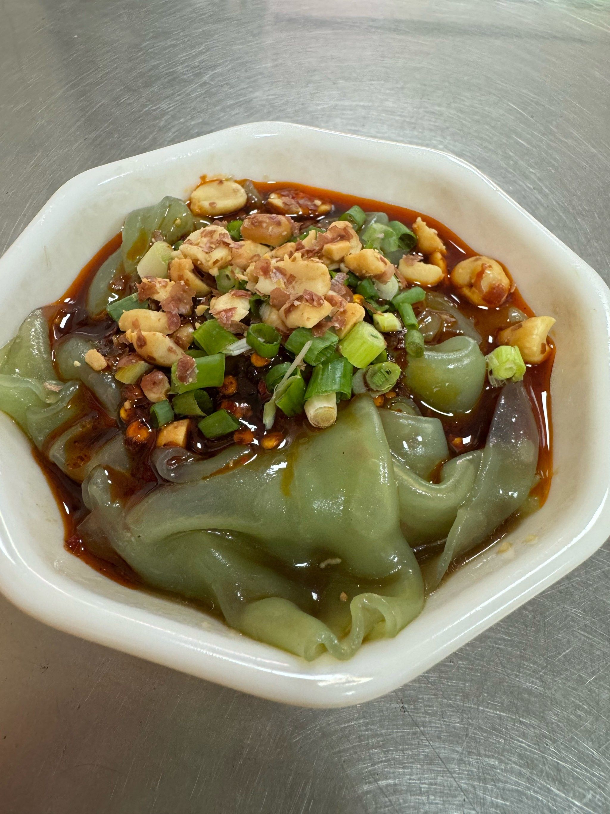 在德阳大家都知道,它完全不同于凉粉,吃起来有一点软糯,也有一点嚼劲