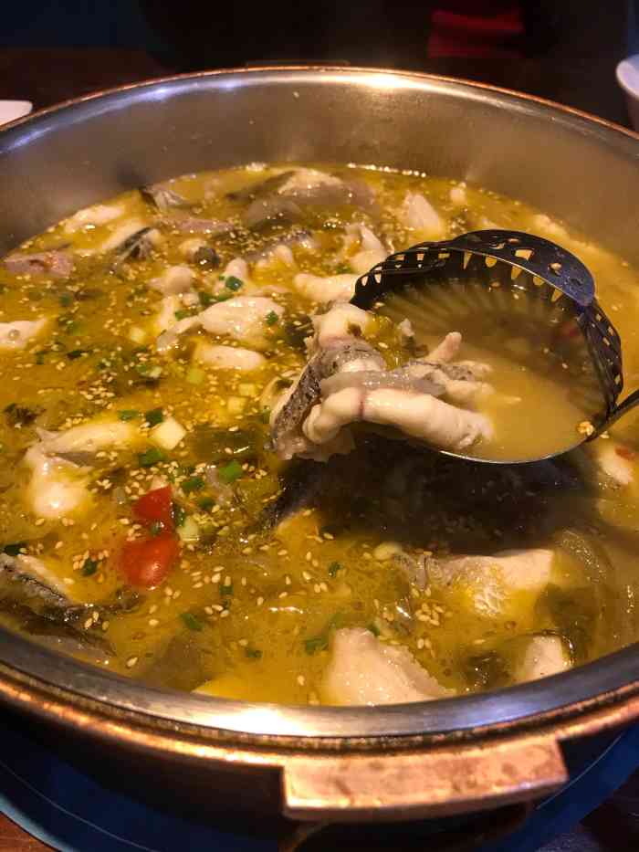 大河宴鱼馆-"老板娘很热情,瓜子送的很勤快,停车还算方.