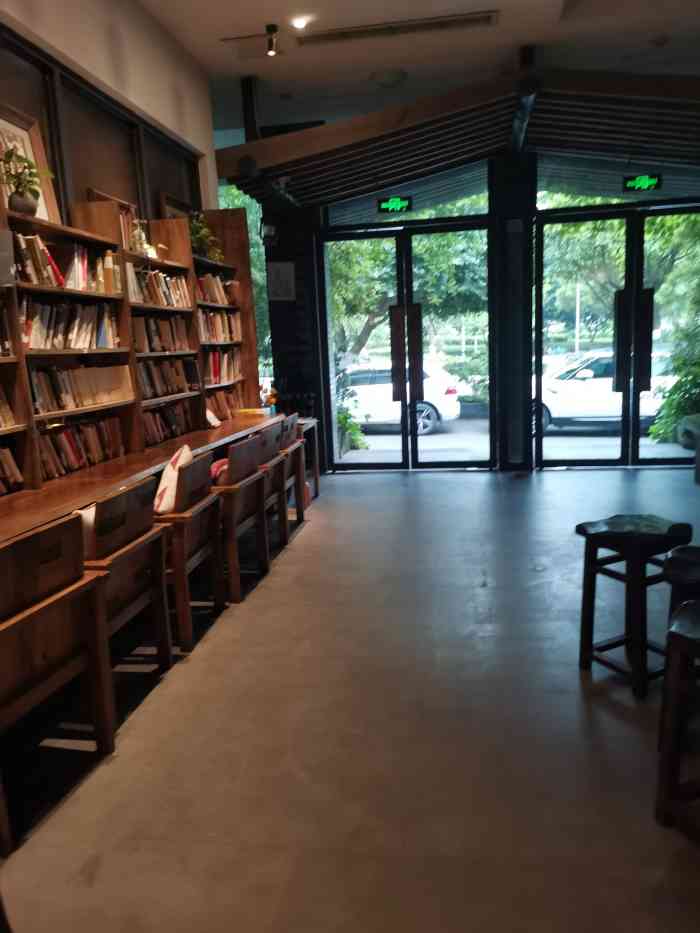 真味汤馆(中华坊店)-"店里环境还是非常不错的,晚上7点多,店里.