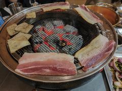 -围炉肉舍•炭烤活鳗•丹东海鲜烤肉(步行街店)