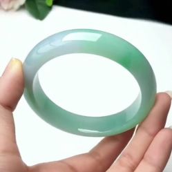 -北京七彩云南翡翠珠宝旗舰店(月坛店)