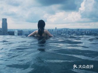 无边泳池很美，有钱的感觉很好。旁边有赌场，商店