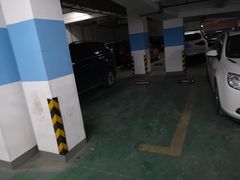 -沃尔玛购物广场-停车场